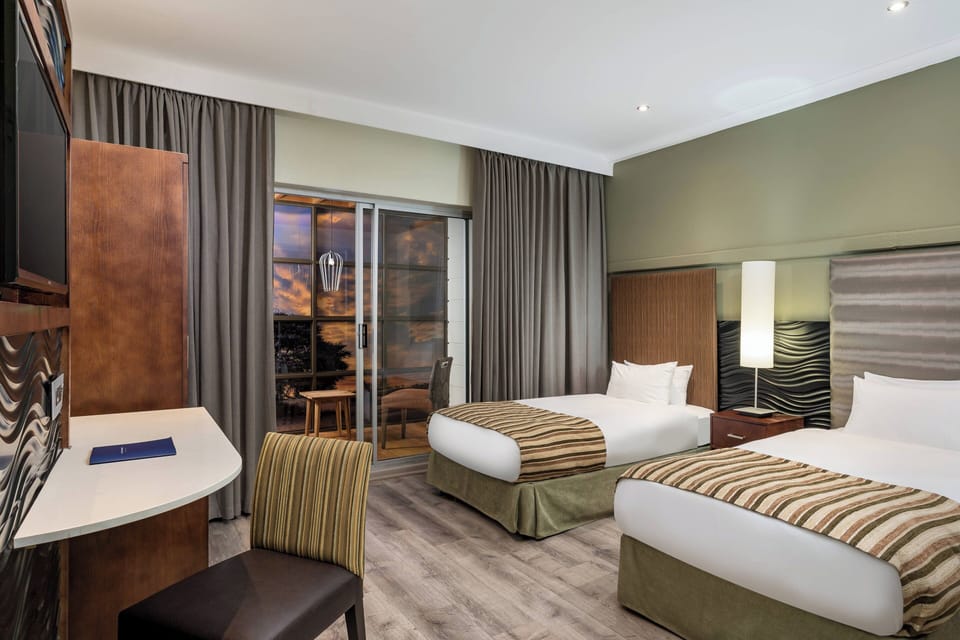 Standard Room, 1 Queen Bed | Premium bedding, Select Comfort beds, minibar, in-room safe