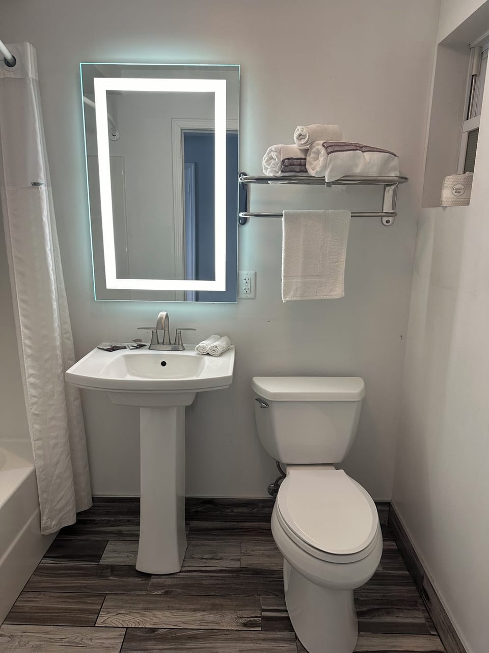 Combined shower/tub, deep soaking tub, towels
