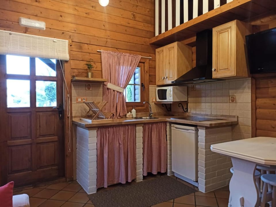 Full-size fridge, microwave, stovetop, coffee/tea maker