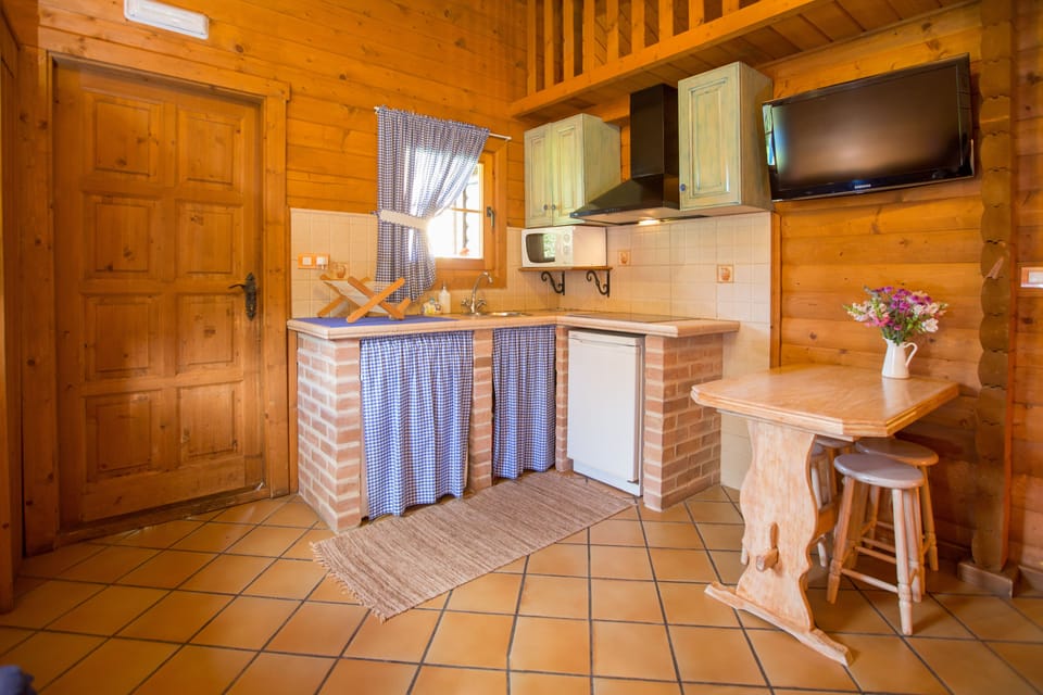 Standard Cabin | Private kitchenette | Full-size fridge, microwave, stovetop, coffee/tea maker
