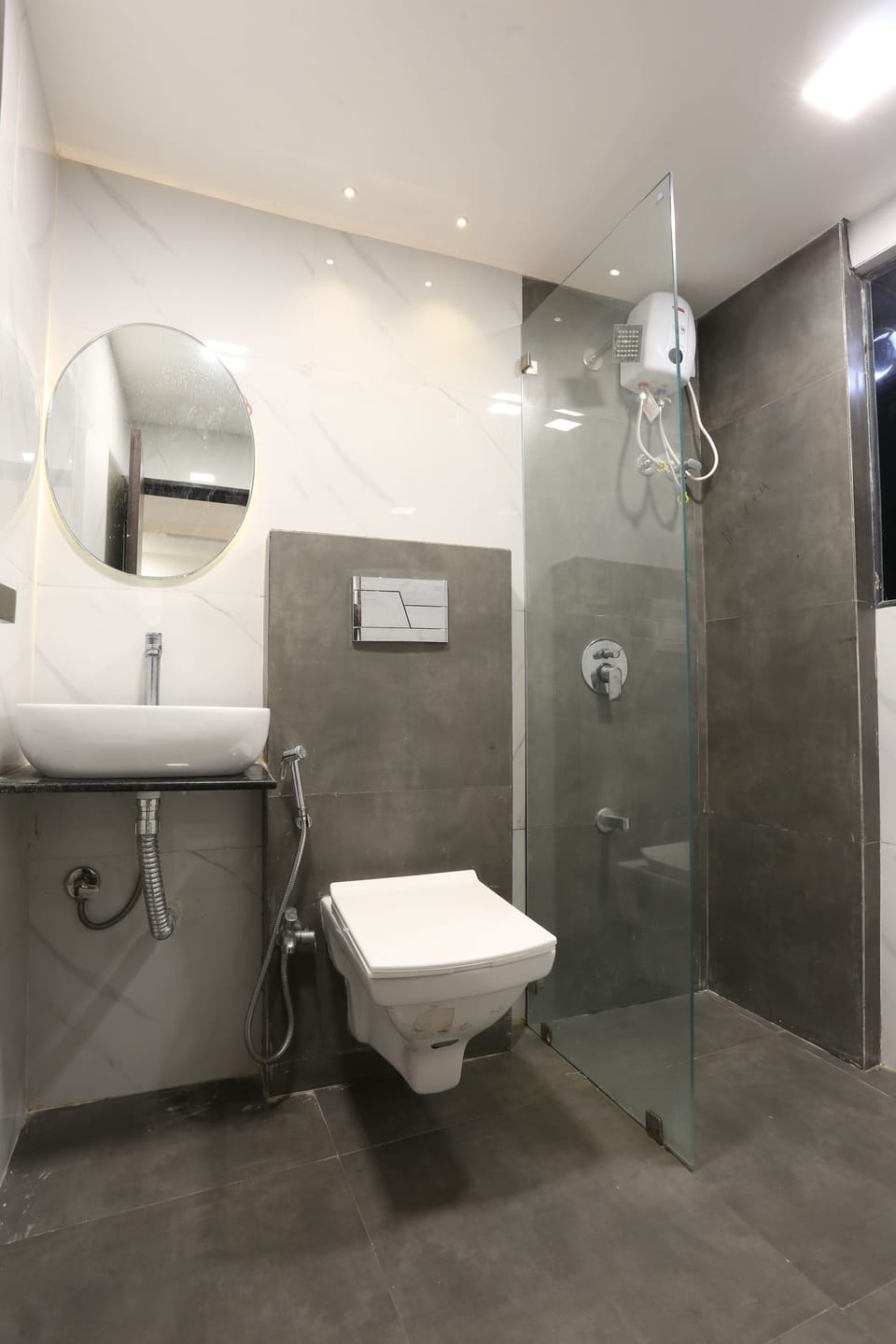 Deluxe Double Room | Bathroom | Shower, free toiletries, towels