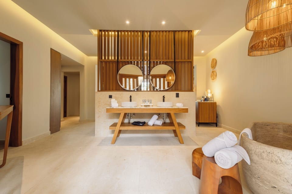 Laguna Villa Suite | Bathroom | Separate tub and shower, free toiletries, hair dryer, bathrobes