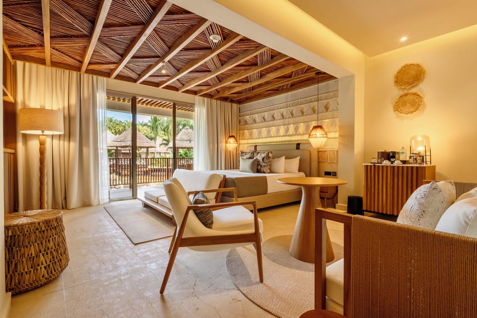 Laguna Villa Suite | Minibar (free items), in-room safe, desk, blackout drapes