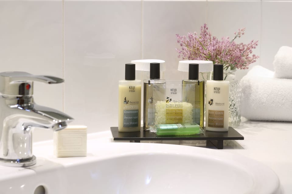 Superior Room, 1 Double Bed, Non Smoking | Bathroom | Combined shower/tub, free toiletries, hair dryer, towels