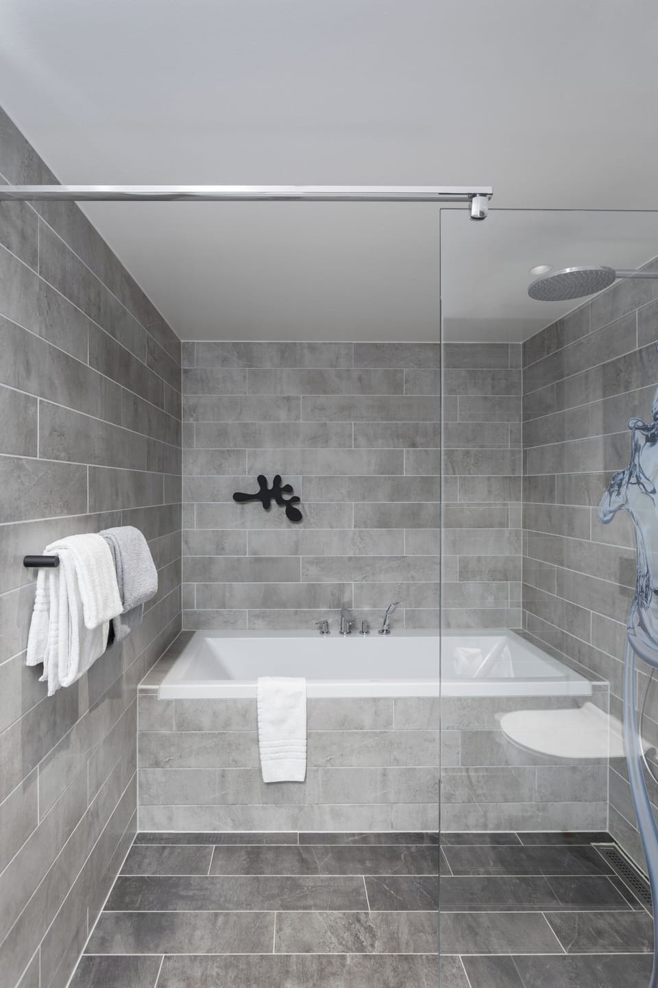 Superior Suite | Bathroom | Shower, rainfall showerhead, hair dryer, towels