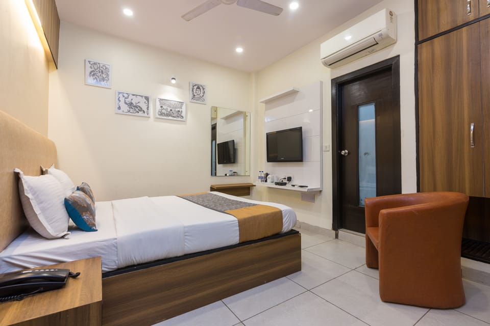Compact Room	 | Premium bedding, Select Comfort beds, in-room safe, desk