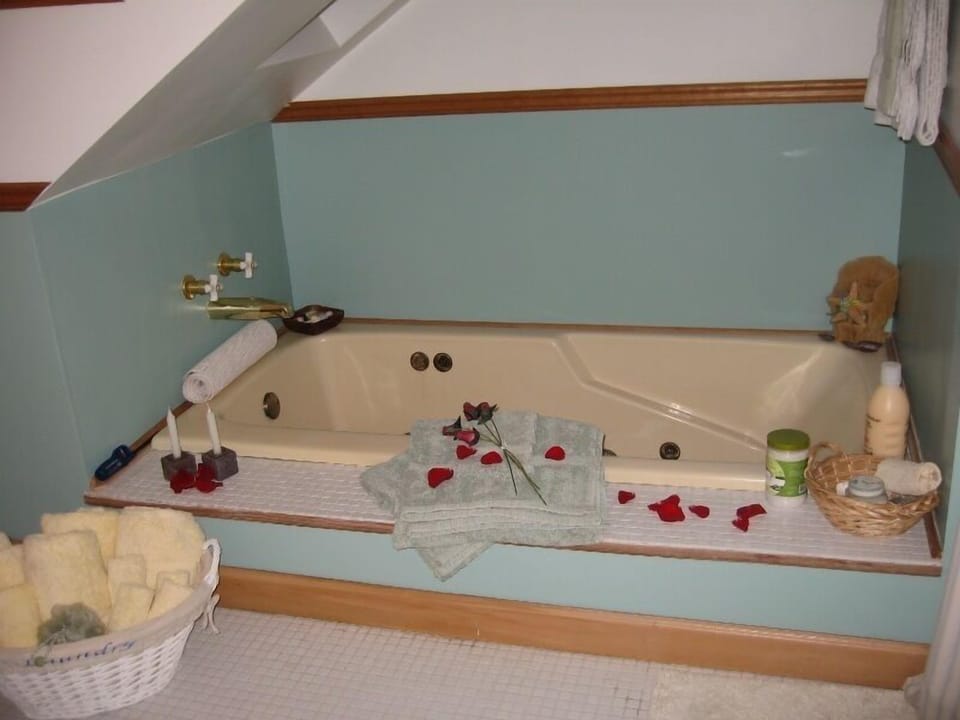 Basic Double Room, Ensuite (Bunk Bed) | Bathroom