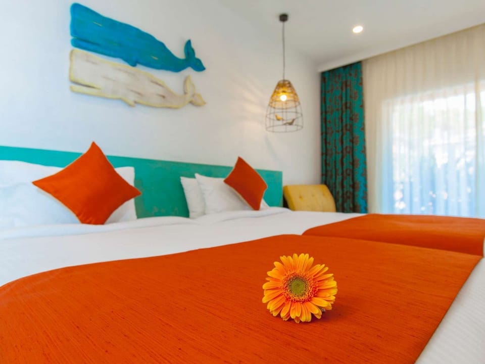 Premium bedding, down comforters, minibar, in-room safe