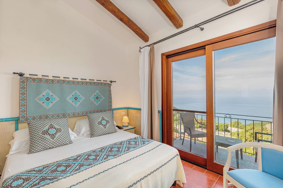 Frette Italian sheets, premium bedding, pillowtop beds, minibar