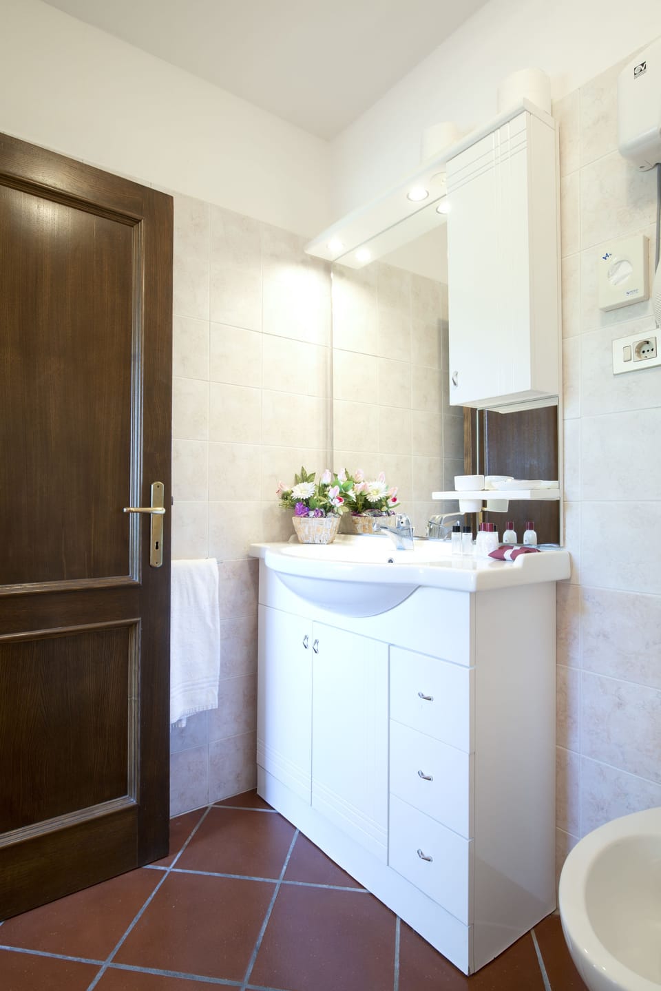 Triple Room | Bathroom | Shower, free toiletries, bidet, towels