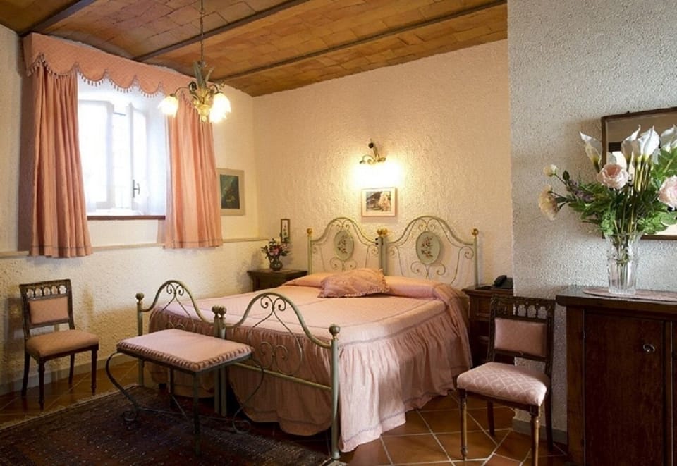 Double Room | Minibar, desk, WiFi (free), bed sheets