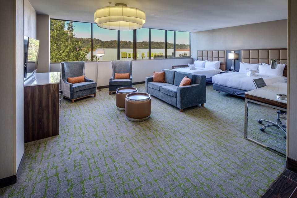 Premium bedding, in-room safe, desk, laptop workspace