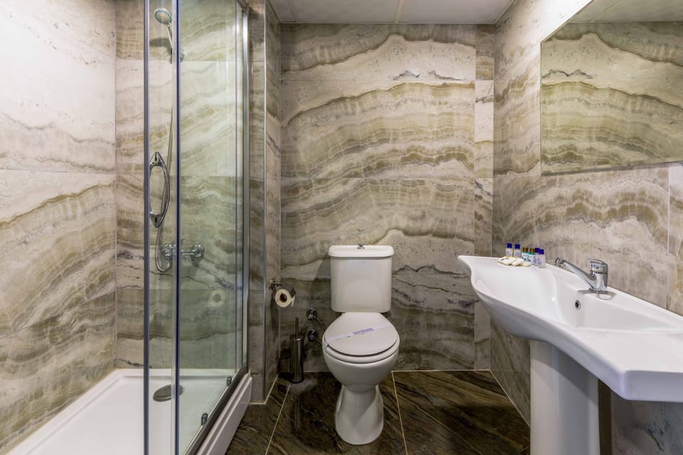 Combined shower/tub, free toiletries, hair dryer, towels