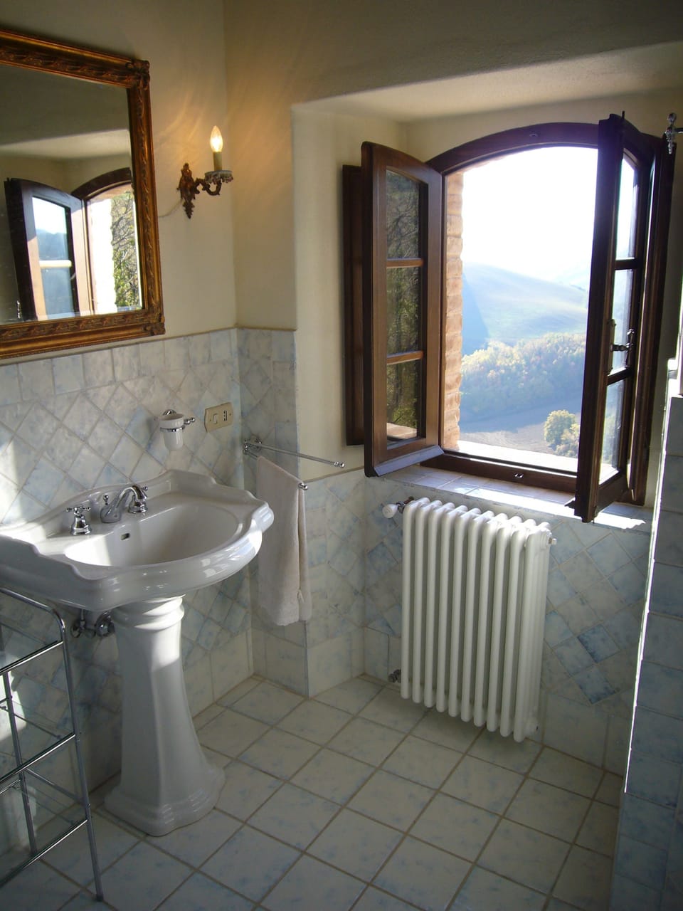 Superior Double Room | Minibar, desk, blackout drapes, iron/ironing board