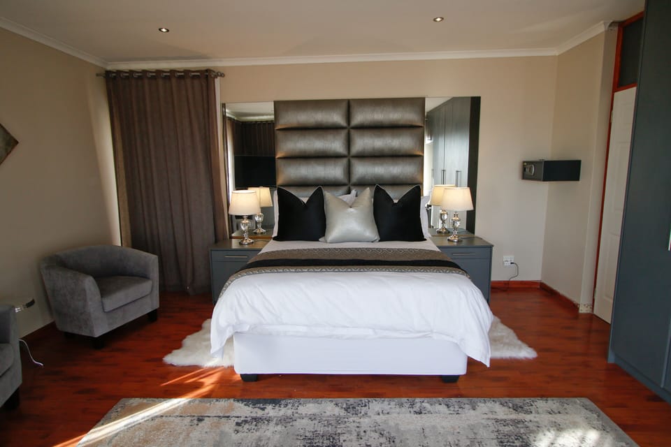 Double Room | In-room safe, desk, iron/ironing board (on request), WiFi (free)