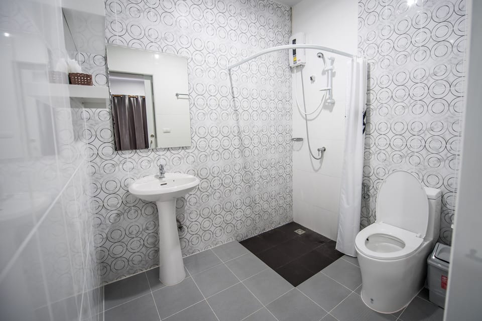 Shower, free toiletries
