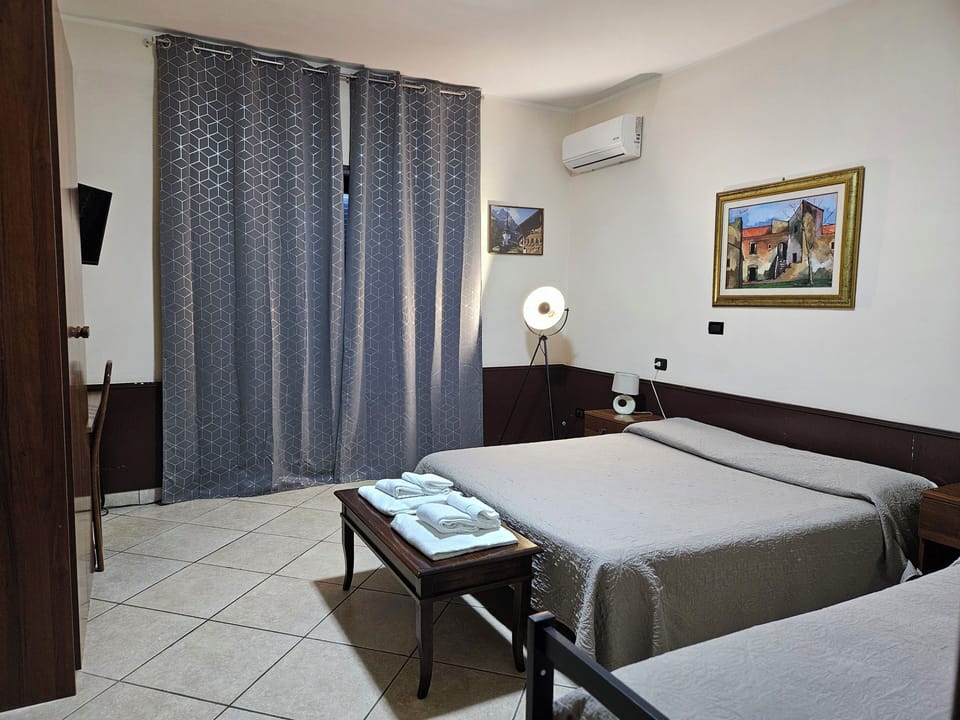 Classic Double or Twin Room | Premium bedding, in-room safe, desk, laptop workspace