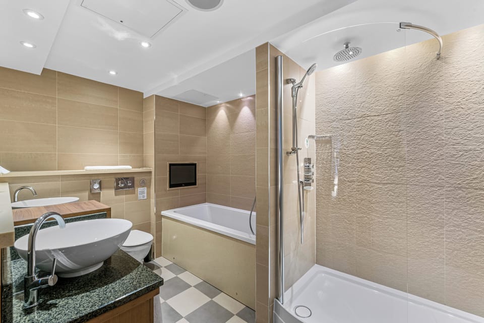 Executive Penthouse Suite | In-room safe, iron/ironing board, free WiFi, bed sheets