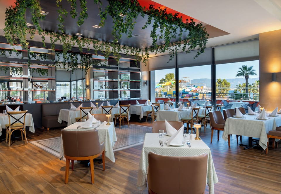 8 restaurants; breakfast, lunch, and dinner served
