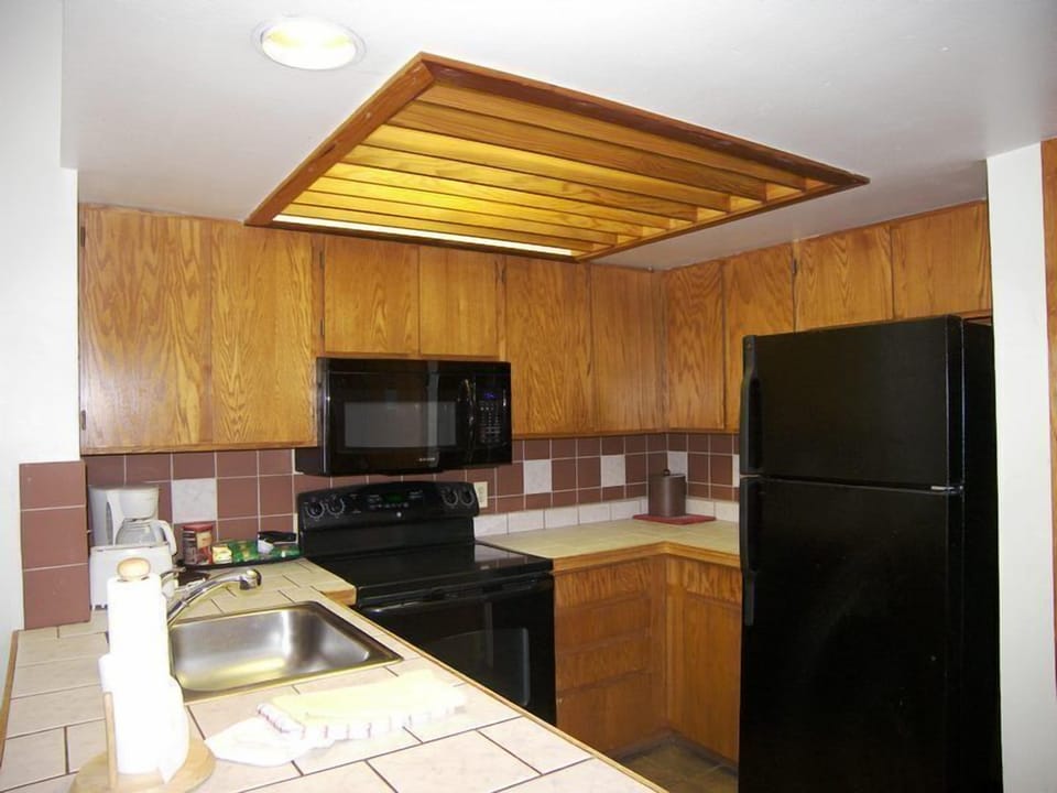 Private kitchen | Coffee/tea maker, full-size fridge, microwave, oven