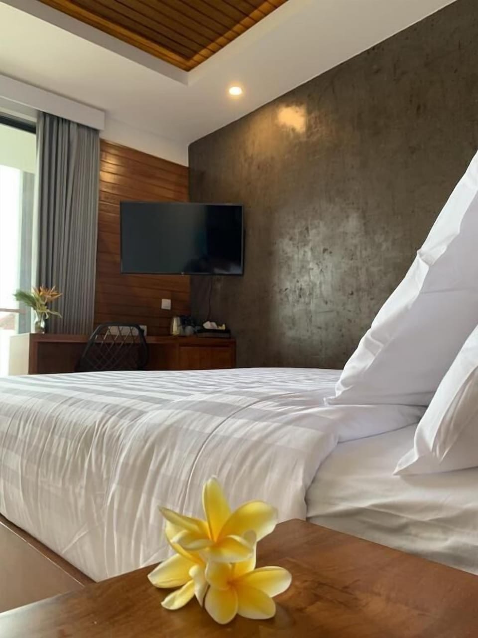 Premium Double Room, 1 King Bed, Balcony, Pool View | 1 bedroom, premium bedding, Select Comfort beds, minibar