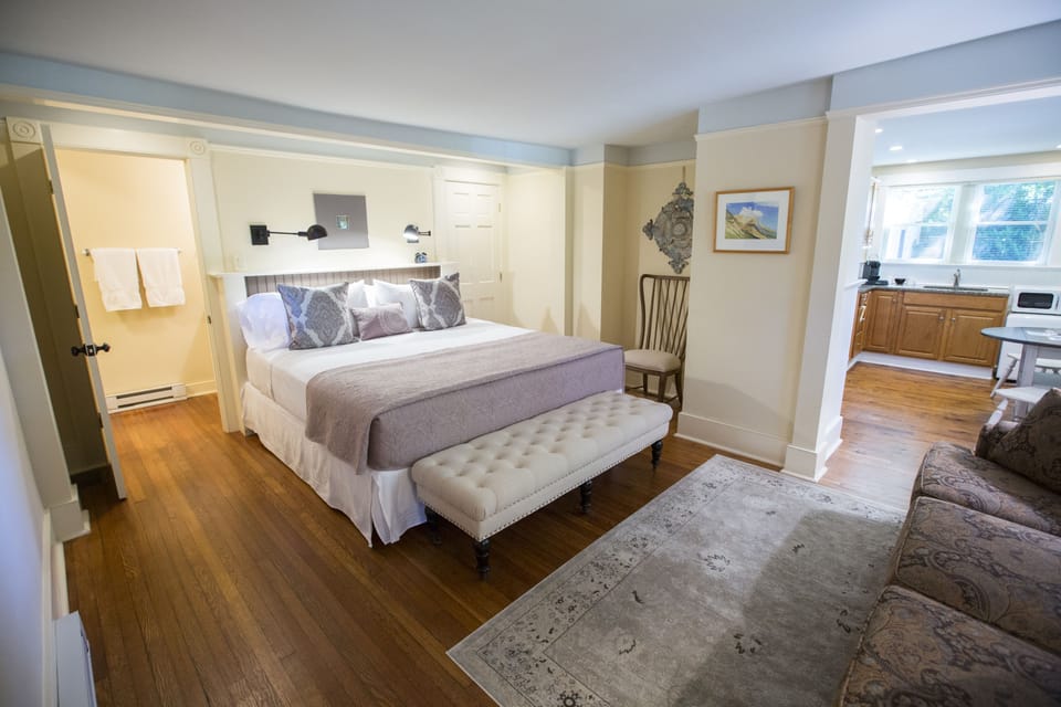 Deluxe Suite, 1 King Bed | Premium bedding, individually decorated, individually furnished