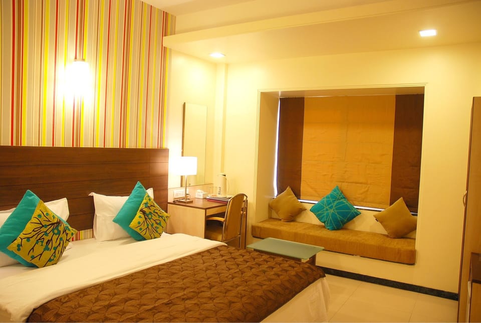 Executive Room | Minibar, in-room safe, desk, laptop workspace