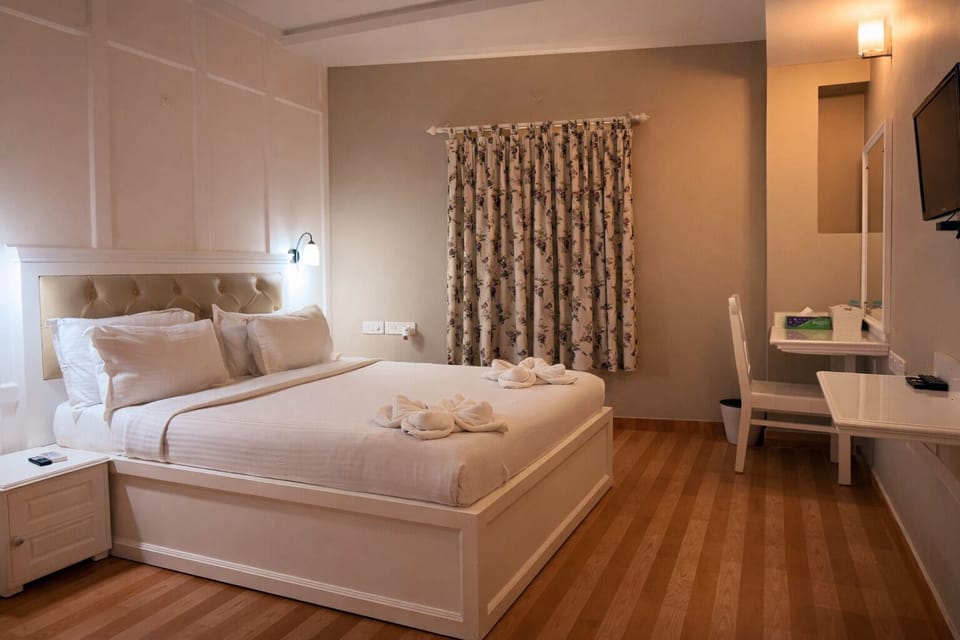 1 bedroom, Egyptian cotton sheets, premium bedding, desk