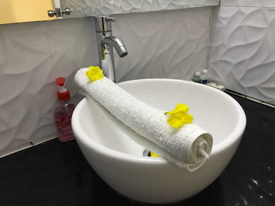 Shower, rainfall showerhead, free toiletries, hair dryer