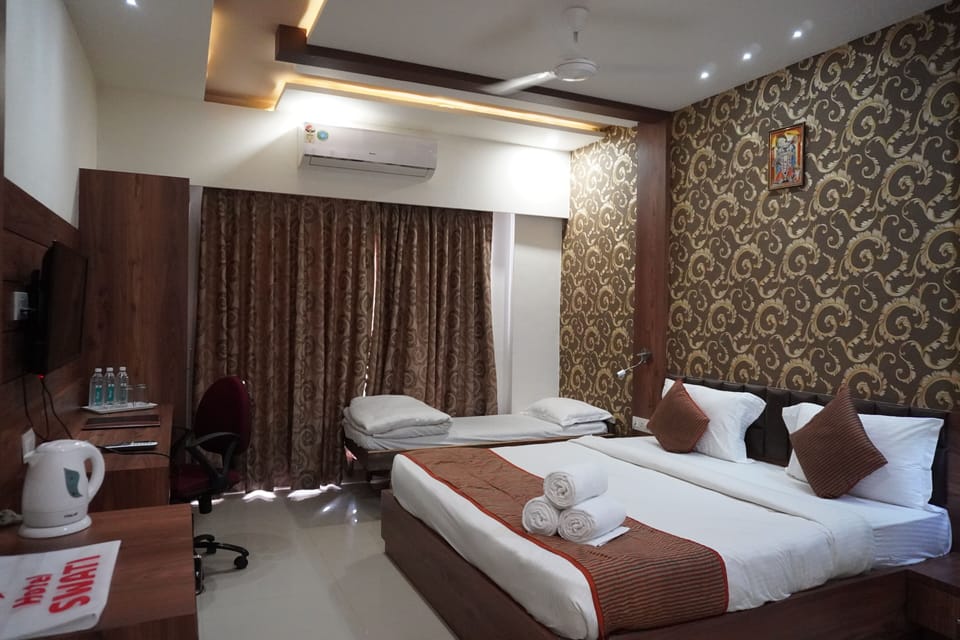 Elegance Room | 1 bedroom, individually furnished, desk, blackout drapes