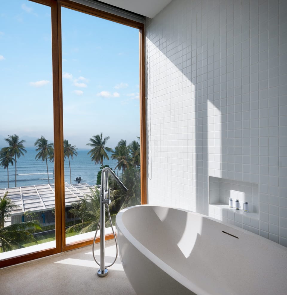 Suite | Deep soaking bathtub