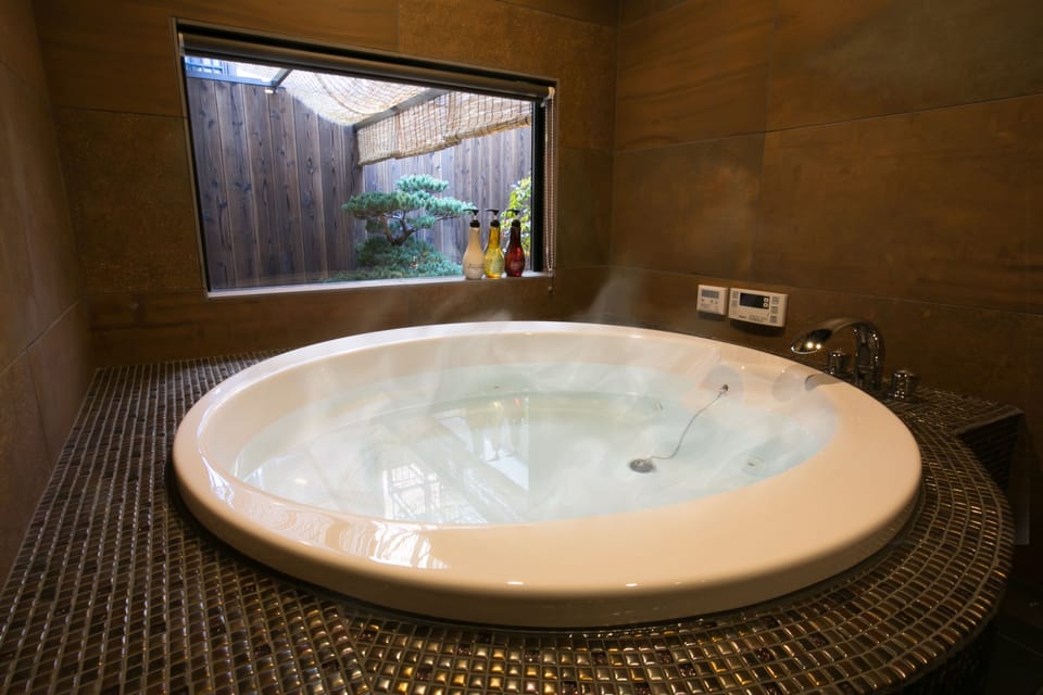 Deep soaking bathtub
