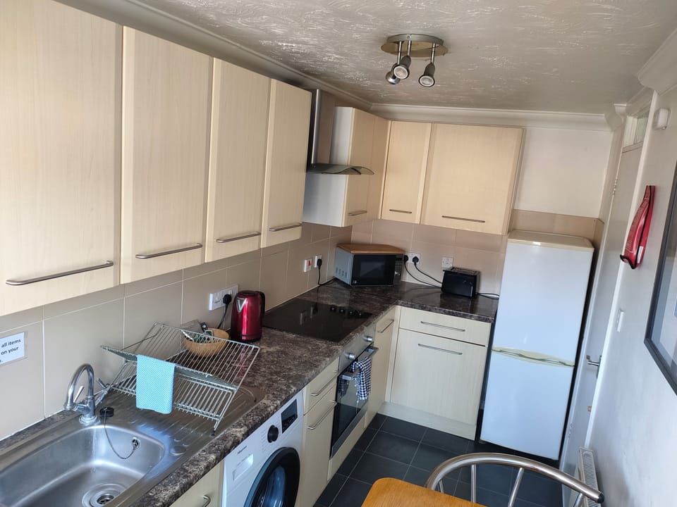 Business Apartment, Multiple Bedrooms | Private kitchen | Full-size fridge, microwave, oven, stovetop