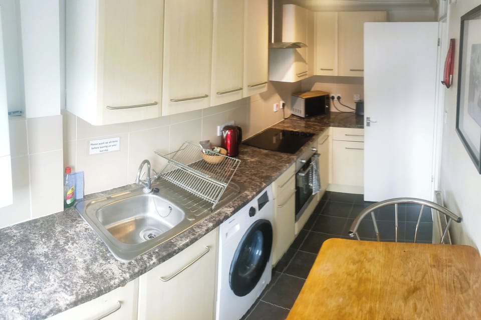 Business Apartment, Multiple Bedrooms | Private kitchen | Full-size fridge, microwave, oven, stovetop
