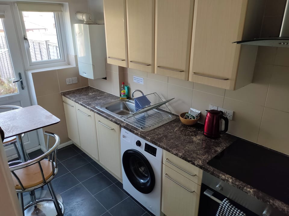 Business Apartment, Multiple Bedrooms | Private kitchen | Coffee/tea maker, full-size fridge, microwave, oven