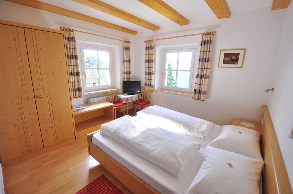 Standard Double Room | Desk, rollaway beds, free WiFi, bed sheets