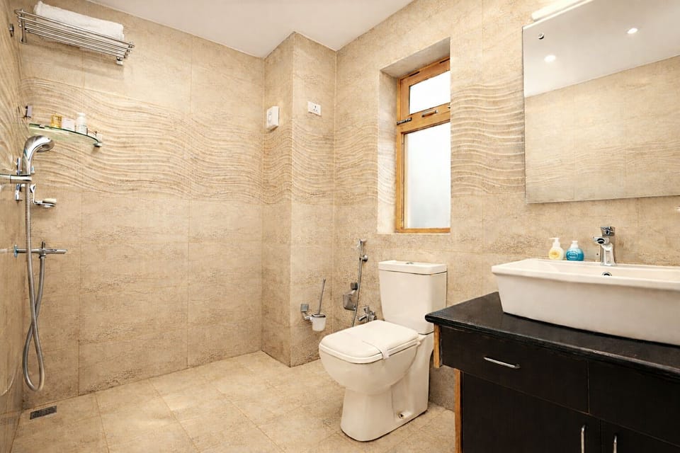 Deluxe Double or Twin Room | Bathroom | Shower, slippers, bidet, towels
