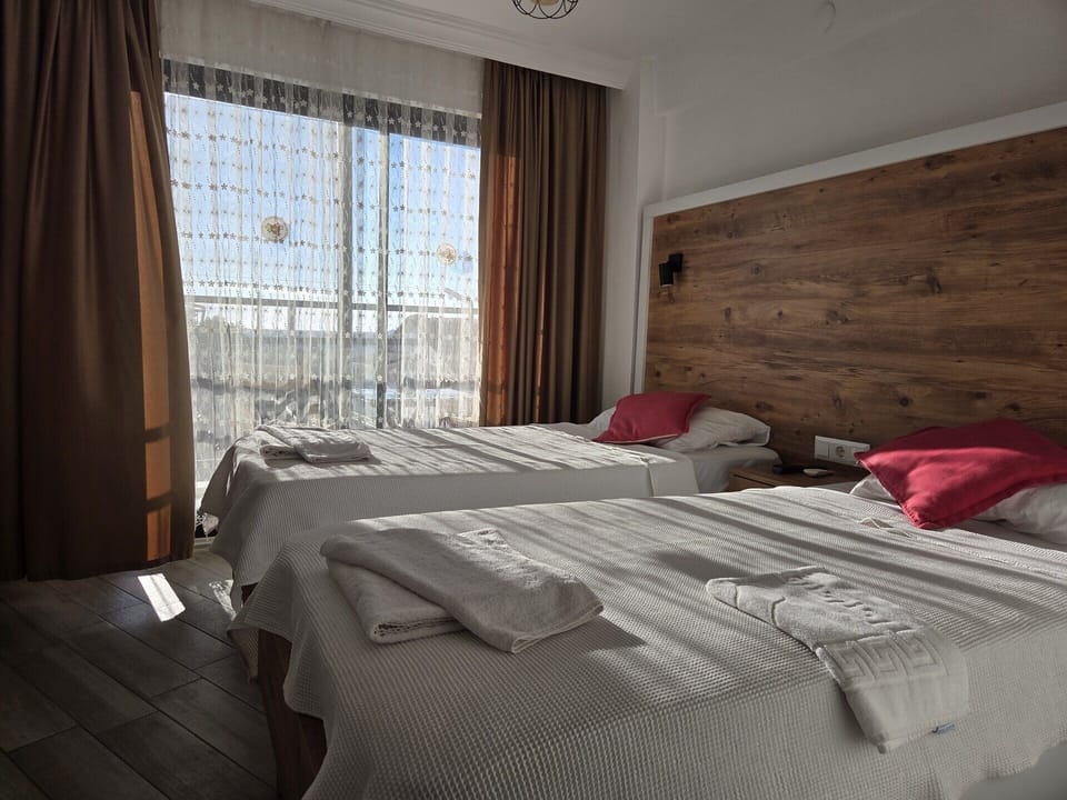 Twin Room | Minibar, WiFi (free), bed sheets