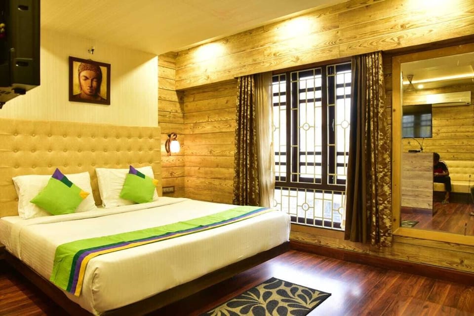 Royal Room | Iron/ironing board, free WiFi