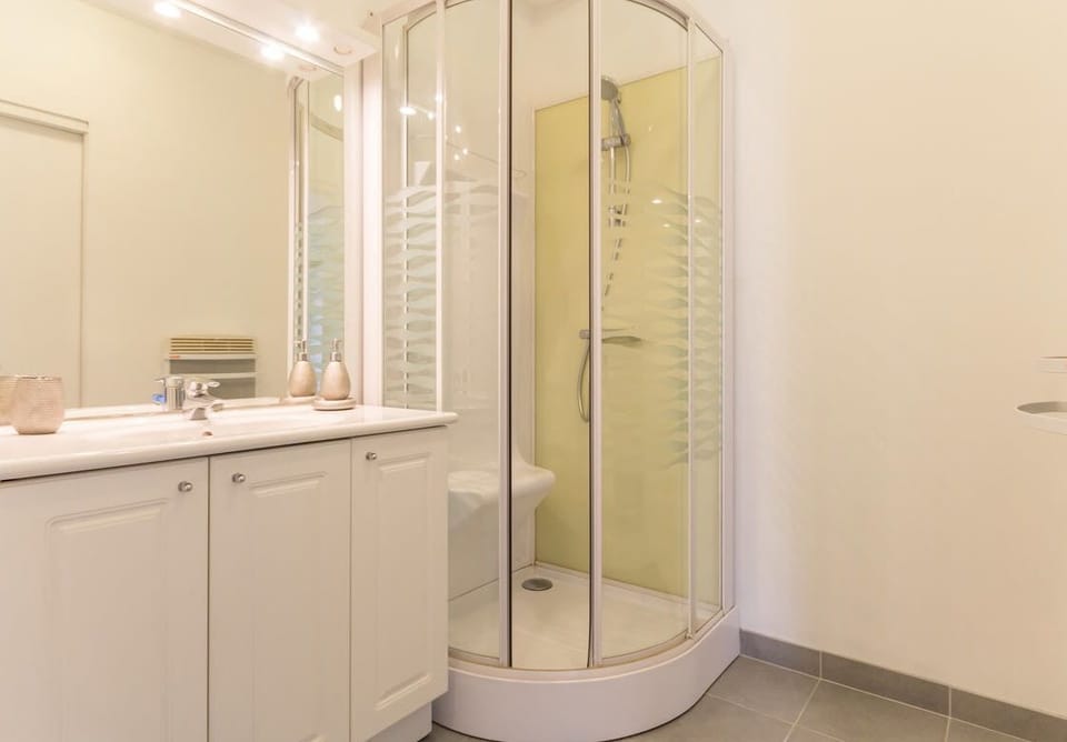 Double Room (Le Cygne) | Bathroom | Bathtub, hair dryer, towels
