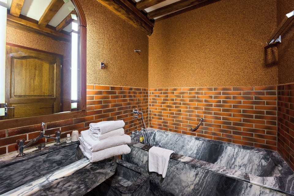 Double Room | Bathroom | Bathtub, free toiletries, hair dryer, towels