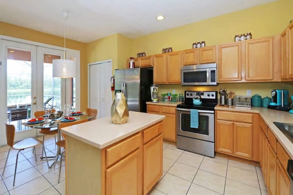 Fridge, microwave, dishwasher, coffee/tea maker