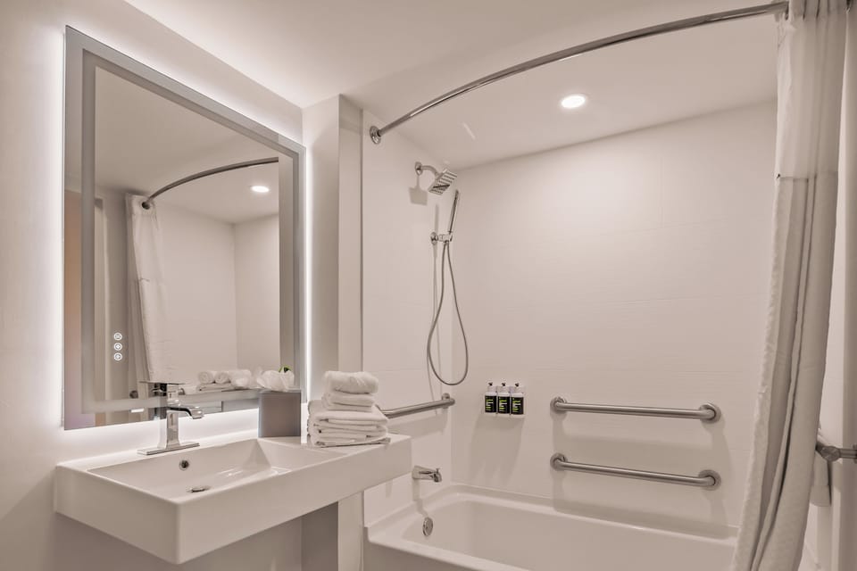 Two Twin Beds, Mobility/Hearing Accessible Room, Tub w/ Grab Bars, Non-Smoking | Bathroom | Free toiletries, hair dryer, towels, soap