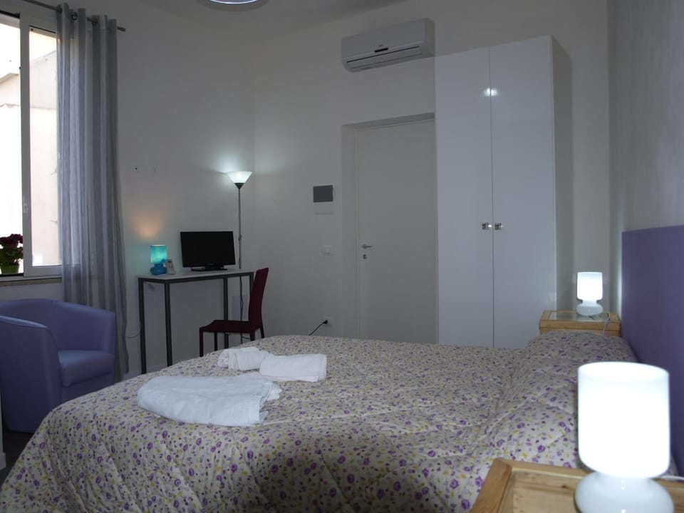 Triple Room, Ensuite | Minibar, desk, blackout drapes, soundproofing