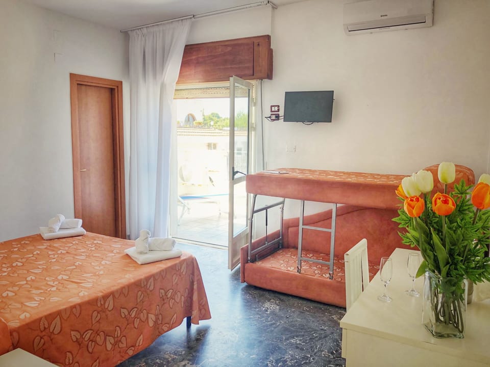Quadruple Room | In-room safe, desk, cribs/infant beds, free WiFi