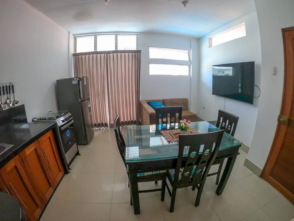 Family Apartment, 2 Bedrooms, Private Bathroom | Dining room