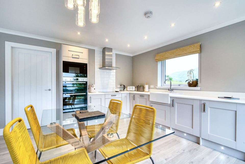 Chalet | Private kitchen | Fridge, microwave, oven, stovetop