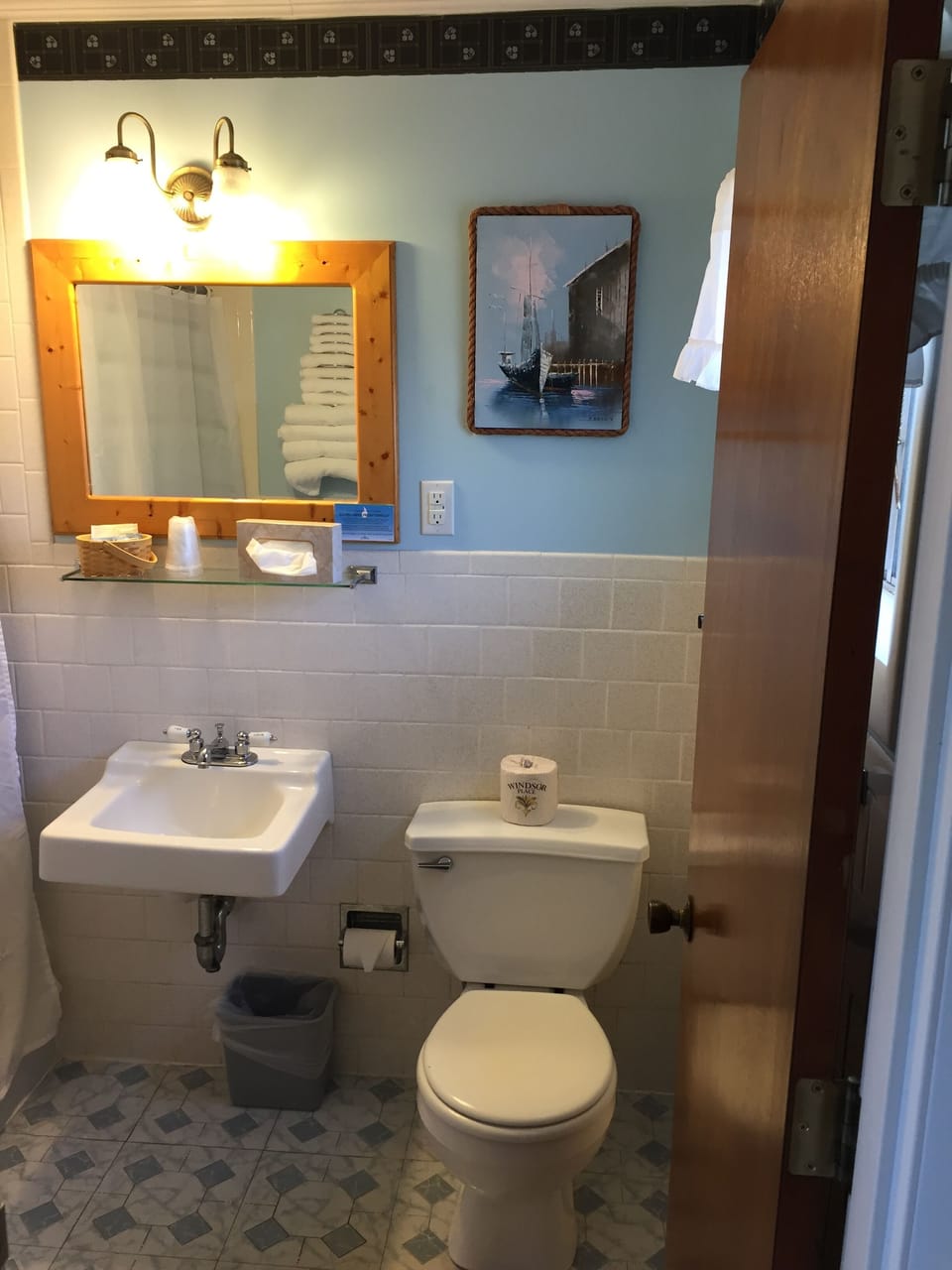Combined shower/tub, hair dryer, towels