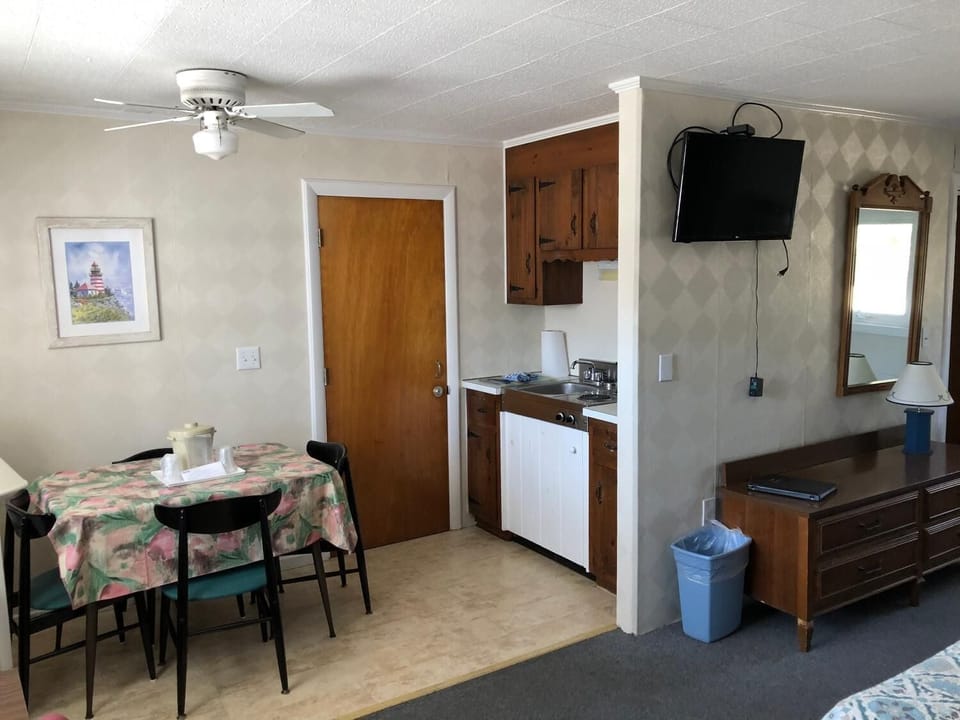 Traditional Room | Private kitchen | Fridge, microwave