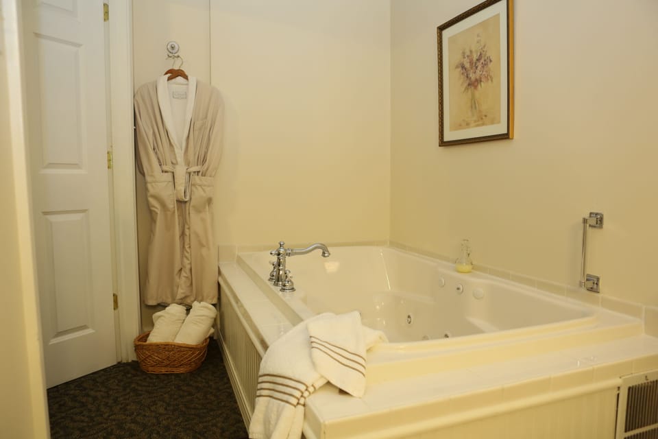 Deluxe Suite, 1 King Bed, Jetted Tub, Golf View | Jetted tub
